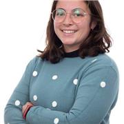 Profesora imparte clases a estudiantes de Educación Primaria